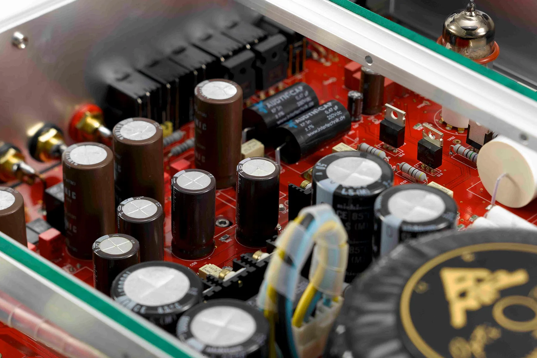 OptiGain® Fusion.
Valve musicality. Solid-state control.
